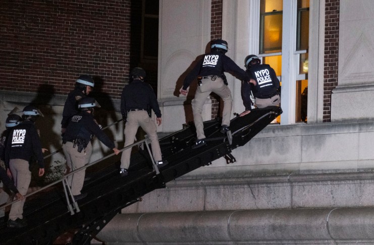 La policía entra para dispersar a los manifestantes propalestinos que habían invadido un edificio en la Universidad de Columbia en la ciudad de Nueva York, el 30 de abril de 2024. (Foto AP/Craig Ruttle)