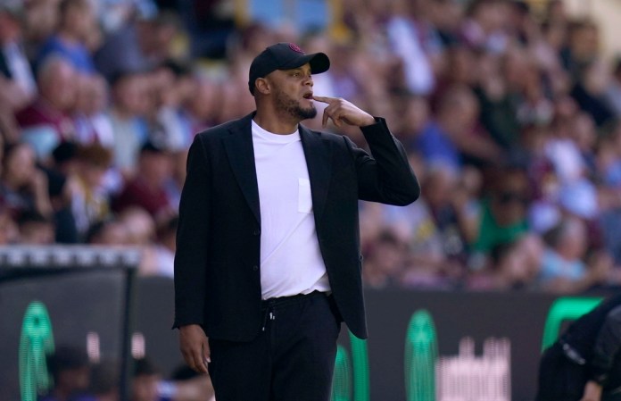 El técnico del Burnley, Vincent Kompany, observa durante el partido de fútbol de la Liga Premier inglesa entre Burnley y Nottingham Forest, en Turf Moor, en Burnley, Inglaterra, el domingo 19 de mayo de 2024. (Danny Lawson/PA vía AP)