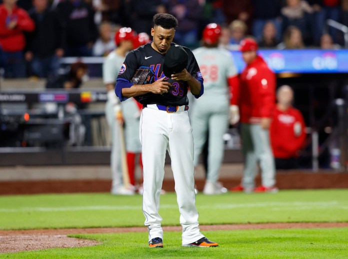 El relevista de los Mets de Nueva York Edwin Díaz tras permitir carreras ante los Filis de Filadelfia, el lunes 13 de mayo de 2024, en Nueva York. (AP Foto/Noah K. Murray)