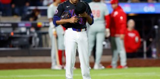 El relevista de los Mets de Nueva York Edwin Díaz tras permitir carreras ante los Filis de Filadelfia, el lunes 13 de mayo de 2024, en Nueva York. (AP Foto/Noah K. Murray)