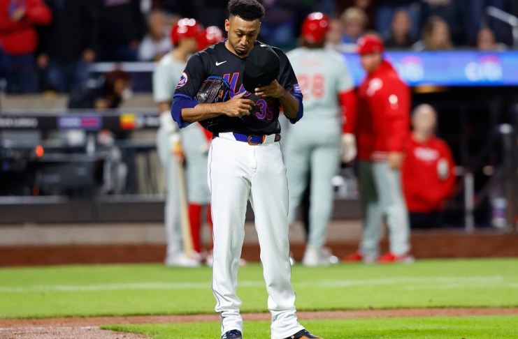 El relevista de los Mets de Nueva York Edwin Díaz tras permitir carreras ante los Filis de Filadelfia, el lunes 13 de mayo de 2024, en Nueva York. (AP Foto/Noah K. Murray)