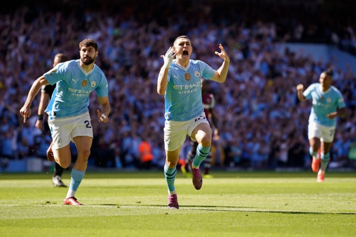 Phil Foden celebra tras anotar el primer gol del Manchester City en la victoria 3-1 ante West Ham en la Liga Premier, el domingo 19 de mayo de 2024. (AP Foto/Dave Thompson)