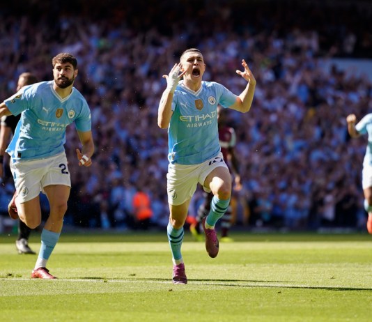 Phil Foden celebra tras anotar el primer gol del Manchester City en la victoria 3-1 ante West Ham en la Liga Premier, el domingo 19 de mayo de 2024. (AP Foto/Dave Thompson)