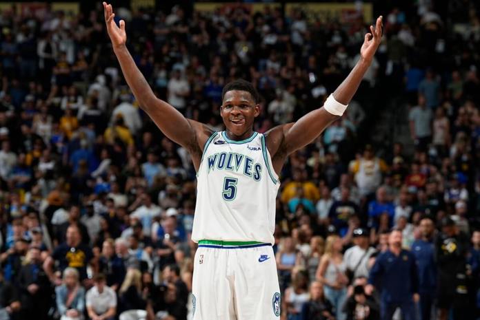 Anthony Edwards, de los Timberwolves de Minnesota, celebra mientras el tiempo transcurre en los segundos finales en la segunda mitad del Juego 7 domingo 19 de mayo de 2024, en Denver. (AP Foto/David Zalubowski)