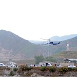 En esta fotografía proporcionada por la Agencia de Noticias de la República Islámica, IRNA, se muestra el helicóptero en el que iba a bordo el presidente iraní Ebrahim Raisi mientras despega en la frontera de Irán con Azerbaiyán, el domingo 19 de mayo de 2024, en Azeri, Irán. (Ali Hamed Haghdoust/IRNA vía AP)