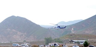 En esta fotografía proporcionada por la Agencia de Noticias de la República Islámica, IRNA, se muestra el helicóptero en el que iba a bordo el presidente iraní Ebrahim Raisi mientras despega en la frontera de Irán con Azerbaiyán, el domingo 19 de mayo de 2024, en Azeri, Irán. (Ali Hamed Haghdoust/IRNA vía AP)