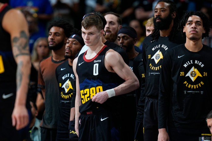 El escolta de los Denver Nuggets, Christian Braun, al frente izquierdo, el centro DeAndre Jordan y el escolta Julian Strawther observan mientras se acaba el tiempo en la segunda mitad del Juego 7 19 de mayo de 2024. en Denver. (Foto AP/David Zalubowski)