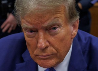 El expresidente Donald Trump se sienta en la mesa del acusado antes de su juicio.(Sarah Yenesel/Pool Photo vía AP)