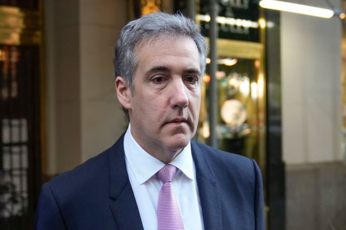 Michael Cohen sale de su edificio de apartamentos para ir al tribunal. (Foto AP/Seth Wenig)