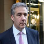 Michael Cohen sale de su edificio de apartamentos para ir al tribunal. (Foto AP/Seth Wenig)
