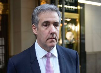 Michael Cohen sale de su edificio de apartamentos para ir al tribunal. (Foto AP/Seth Wenig)