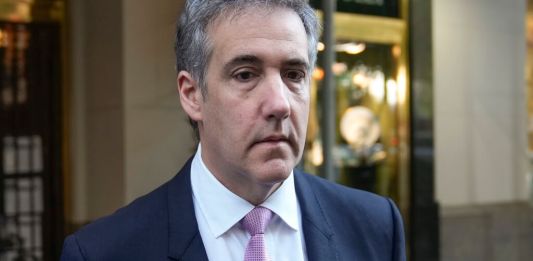 Michael Cohen sale de su edificio de apartamentos para ir al tribunal. (Foto AP/Seth Wenig)