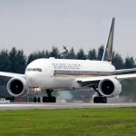 Un avión Boeing 777-312ER de Singapore Airlines se prepara para despegar de Paine Field. (AP Foto/Elaine Thompson)