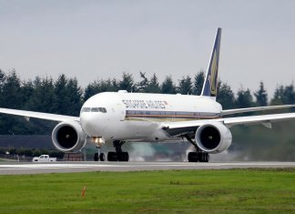 Un avión Boeing 777-312ER de Singapore Airlines se prepara para despegar de Paine Field. (AP Foto/Elaine Thompson)