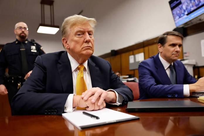 El expresidente Donald Trump se sienta en la sala de su juicio en el tribunal. (Michael M. Santiago/Foto de piscina vía AP)
