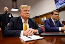 El presidente Donald Trump se sienta en la sala de su juicio en el tribunal. (Michael M. Santiago/Foto de piscina vía AP)