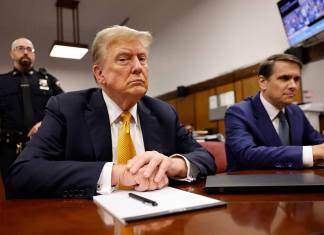 El presidente Donald Trump se sienta en la sala de su juicio en el tribunal. (Michael M. Santiago/Foto de piscina vía AP)