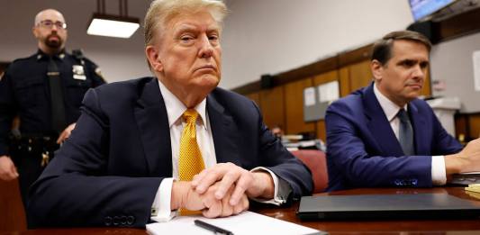 El presidente Donald Trump se sienta en la sala de su juicio en el tribunal. (Michael M. Santiago/Foto de piscina vía AP)