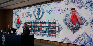 La imagen del atacante portugués Cristiano Ronaldo aparece en una pantalla mientras el técnico Roberto Martínez anuncia la convocatoria de la selección para la Euro 2024, el martes 21 de mayo de 2024. (AP Foto/Armando Franca)