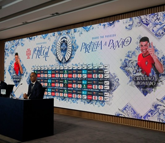 La imagen del atacante portugués Cristiano Ronaldo aparece en una pantalla mientras el técnico Roberto Martínez anuncia la convocatoria de la selección para la Euro 2024, el martes 21 de mayo de 2024. (AP Foto/Armando Franca)