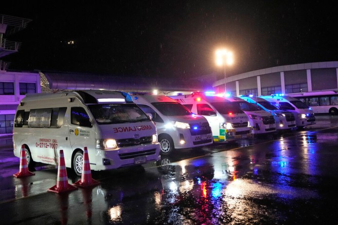 Ambulancias esperan para trasladar a los pasajeros de un vuelo Londres-Singapur que sufrió fuertes turbulencias, en Bangkok, Tailandia, el martes 21 de mayo de 2024. (AP Foto/Sakchai Lalit)