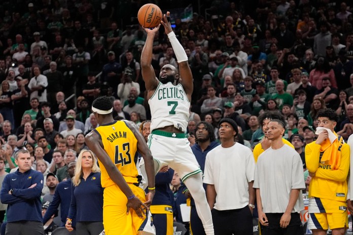 El base de los Boston Celtics, Jaylen Brown (7), finales de baloncesto de la Conferencia Este de la NBA, el martes 21 de mayo de 2024, en Boston. (Foto AP/Charles Krupa)