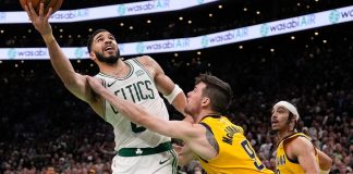El alero de los Celtics de Boston Jayson Tatum lanza el balón superando al base de los Pacers de Indiana martes 21 de mayo del 2024. (AP Foto/Charles Krupa)