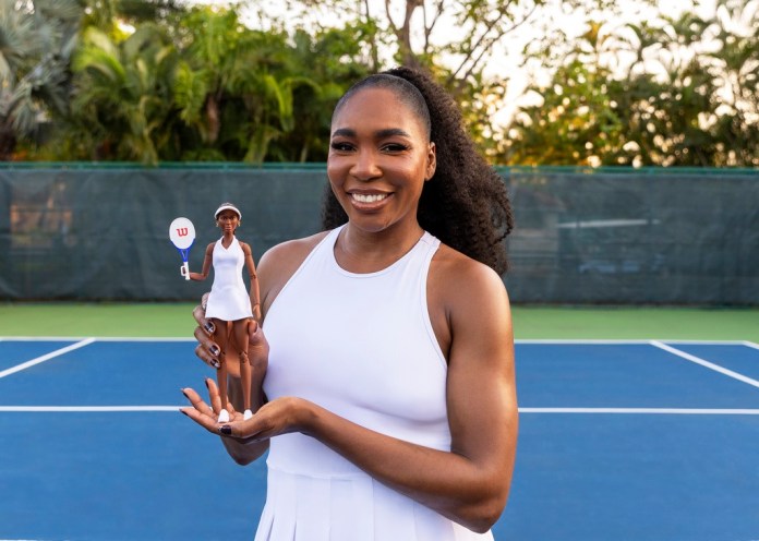 Foto provista por Mattel Inc. en la que la tenista Venus Williams muestra su muñeca de Barbie. Forma parte de una colección de muñecas junto a otras ocho deportistas. (Mattel Inc. vía AP)
