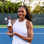 Foto provista por Mattel Inc. en la que la tenista Venus Williams muestra su muñeca de Barbie. Forma parte de una colección de muñecas junto a otras ocho deportistas. (Mattel Inc. vía AP)