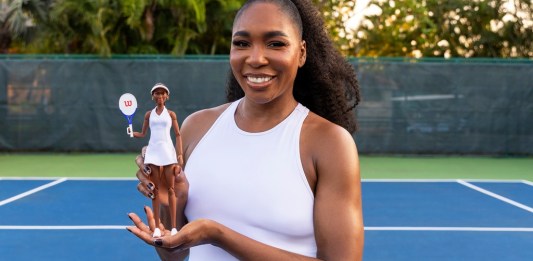 Foto provista por Mattel Inc. en la que la tenista Venus Williams muestra su muñeca de Barbie. Forma parte de una colección de muñecas junto a otras ocho deportistas. (Mattel Inc. vía AP)