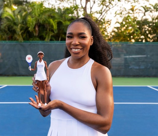Foto provista por Mattel Inc. en la que la tenista Venus Williams muestra su muñeca de Barbie. Forma parte de una colección de muñecas junto a otras ocho deportistas. (Mattel Inc. vía AP)