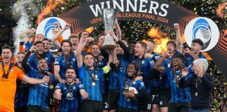 El Atalanta celebra con el trofeo después de ganar la final de la Europa League. (Foto AP/Kirsty Wigglesworth)