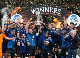 El Atalanta celebra con el trofeo después de ganar la final de la Europa League. (Foto AP/Kirsty Wigglesworth)