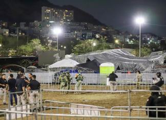 Fuerzas de seguridad rodean un escenario que se derrumbó debido al viento en San Pedro Garza García. (AP Foto/Alberto Lopez)