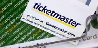 Boletos y cupones de Ticketmaster en una taquilla en San José, California. (AP Photo/Paul Sakuma)