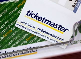 Boletos y cupones de Ticketmaster en una taquilla en San José, California. (AP Photo/Paul Sakuma)