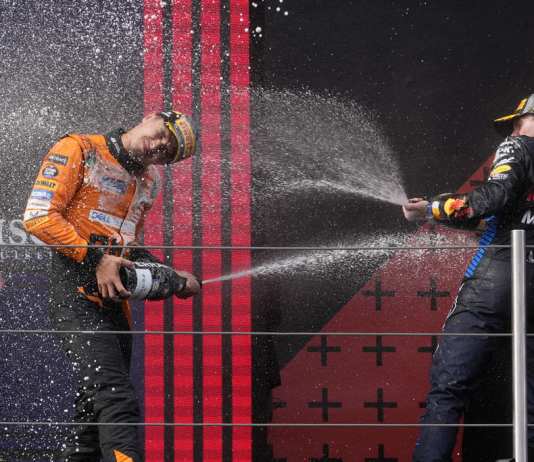El piloto de McLaren Lando Norris, que fue segundo, celebra con el ganador Max Verstappen de Red Bull al final del Gran Premio de Italia el domingo 19 de mayo del 2024. (AP Foto/Luca Bruno)