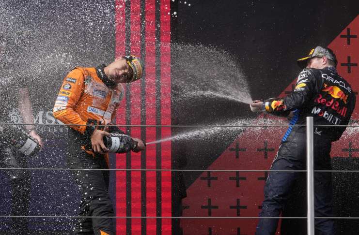 El piloto de McLaren Lando Norris, que fue segundo, celebra con el ganador Max Verstappen de Red Bull al final del Gran Premio de Italia el domingo 19 de mayo del 2024. (AP Foto/Luca Bruno)