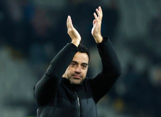 El entrenador del Barcelona, Xavi Hernández, celebra después del partido. (Foto AP/Joan Monfort, Archivo)