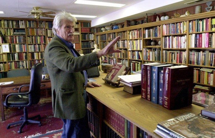 Schuyler Jones habla sobre los libreros que hizo y que alinean su biblioteca, el lunes 6 de febrero de 2006. (Dave Williams/The Wichita Eagle vía AP)