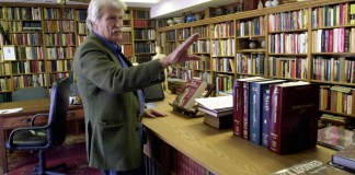 Schuyler Jones habla sobre los libreros que hizo y que alinean su biblioteca, el lunes 6 de febrero de 2006. (Dave Williams/The Wichita Eagle vía AP)