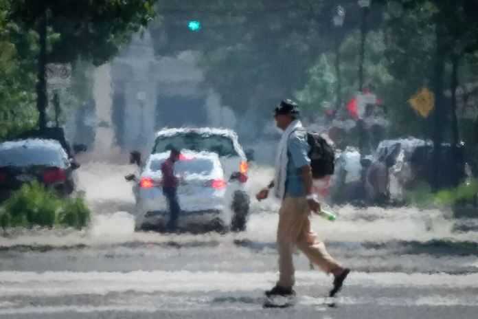 Una persona cruza Caroline Street bajo el calor. (Jon Shapley/Houston Chronicle via AP)