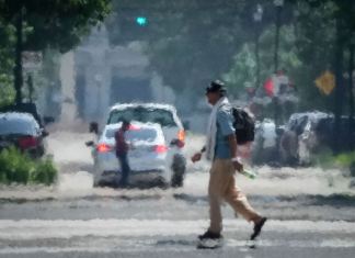 Una persona cruza Caroline Street bajo el calor. (Jon Shapley/Houston Chronicle via AP)