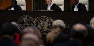 El juez presidente Nawaf Salam lee el fallo de la Corte Internacional de Justicia, en La Haya, Holanda, el viernes 24 de mayo de 2024. (AP Foto/Peter Dejong)