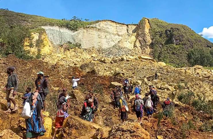 En esta imagen proporcionada por UNDP de Papúa Nueva Guinea, vecinos buscan entre los restos de un deslave en el poblado de Yambali, en las tierras altas de Papúa Nueva Guinea, el domingo 26 de mayo de 2024. (Kafuri Yaro/UNDP Papúa Nueva Guinea via AP)
