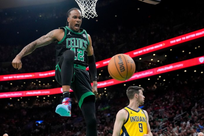 El delantero de los Boston Celtics, Oshae Brissett (12), celebra después de hacer un mate contra los Indiana Pacers durante la segunda mitad del Juego 2 de las finales de baloncesto de la Conferencia Este de la NBA el jueves 23 de mayo de 2024 en Boston. (Foto AP/Steven Senne