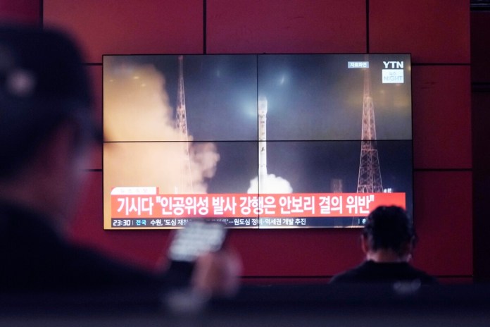 Una pantalla de televisión muestra una imagen del lanzamiento de un cohete norcoreano durante un programa de noticias en una terminal de autobuses en Seúl, Corea del Sur, el lunes 27 de mayo de 2024. (AP Foto/Ahn Young-joon)