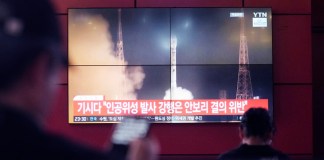 Una pantalla de televisión muestra una imagen del lanzamiento de un cohete norcoreano durante un programa de noticias en una terminal de autobuses en Seúl, Corea del Sur, el lunes 27 de mayo de 2024. (AP Foto/Ahn Young-joon)