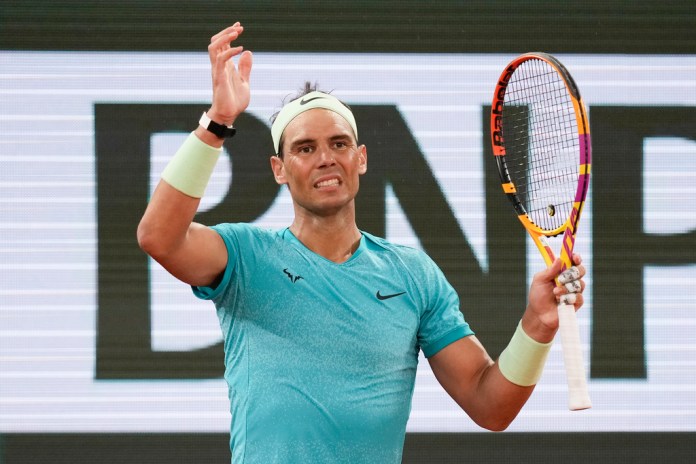 Rafael Nadal gesticula tras fallar un punto ante Alexander Zverev en la primera ronda del Abierto de Francia, el lunes 27 de mayo de 2024. (AP Foto/Thibault Camus)