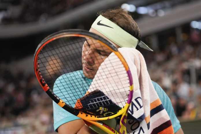 Rafael Nadal se seca el sudor durante el partido contra Alexander Zverev en la primera ronda del Abierto de Francia, el lunes 27 de mayo de 2024. (AP Foto/Thibault Camus)